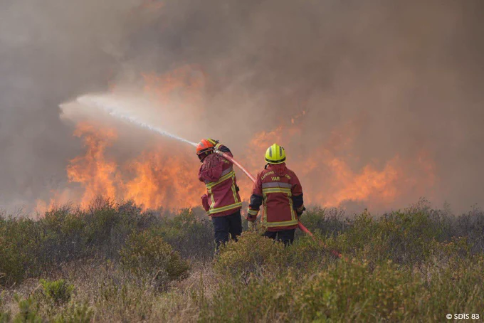 Les sapeurs-pompiers du Var luttent contre le feu de forêt de Vidauban