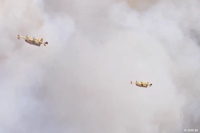 Deux Canadair sur le feu de forêt de Vidauban (Var)