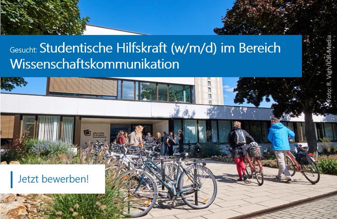 Foto vom Haupteingang des IÖR, davor Fahrradständer und Menschen, die auf den Eingang zulaufen oder davor stehen. Zwei Text-Banner: 1) Gesucht: Studentische Hilfskraft (w/m/d) im Bereich Wissenschaftskommunikation 2) Jetzt bewerben!