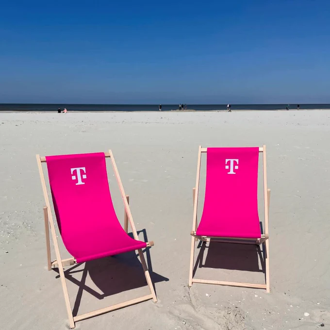 Bild mit zwei Liegestühlen am Strand.