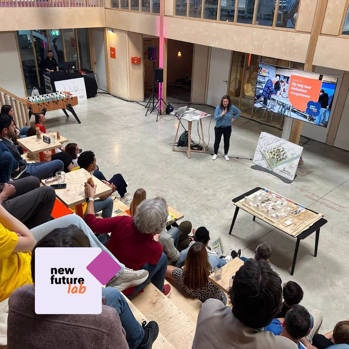 Op de foto zie je Kristel Thieme van New Future Lab een presentatie geven tijdens Schieoevers Safari in het Delftse Kabeldistrict.