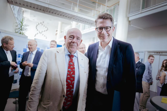 Wissenschaftsminister Markus Blume mit Ernst-Ludwig Winnacker bei der 40 Jahrfeier des Genzentrums München.
