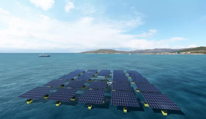 Des panneaux solaires flottant sur la mer.