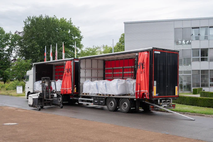 Die ersten Bigbags mit Regolith werden entladen.
In den Säcken befindet sich ein Mondstaub-ähnliches Material, das in der LUNA-Halle ausgebracht wird. Damit soll die Mondoberfläche so realistisch wie möglich nachempfunden werden.
Credit: DLR/ESA