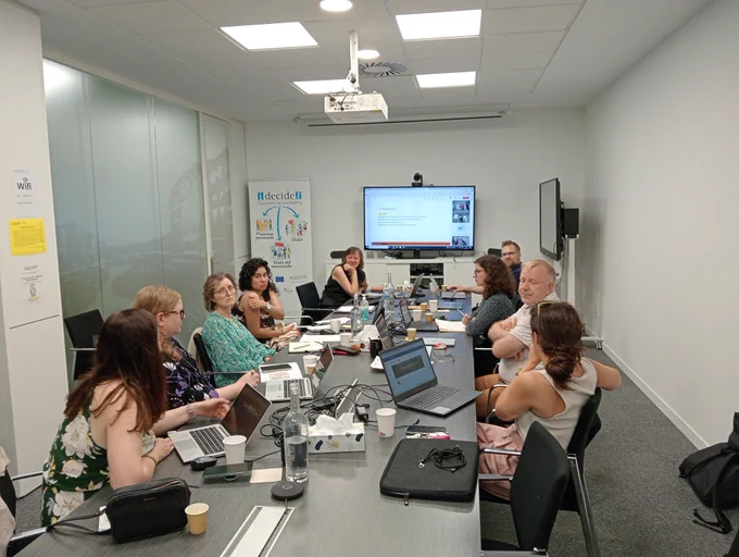 Asseguts a la taula de la sala de juntes de Support-Girona, professionals que han participat a la reunió del projecte.