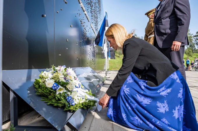 Laying a wreath at Maarjamäe memorial to the victims of communism