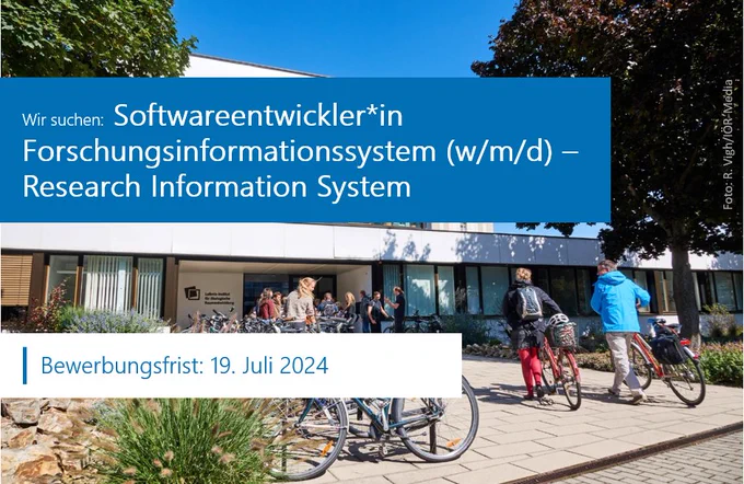 Foto vom Haupteingang des IÖR, davor Fahrradständer und Menschen, die auf den Eingang zulaufen oder davor stehen. Zwei Text-Banner: 1) Wir suchen: Softwareentwickler*in Forschungsinformationssytem (w/m/d) - Research Information System 2) Bewerbungsfrist: 19. Juli 2024