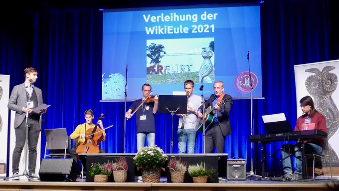 view of a performance of the six-member WikiOrchestra at the German-language WikiCon in 2021 (voice, cello, violin, clarinet, guitar, piano) (photo: CC BY-SA 4.0 Amrei-Marie)