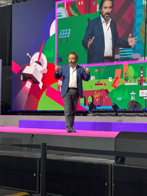 Il rettore Billari sul palco mentre parla 