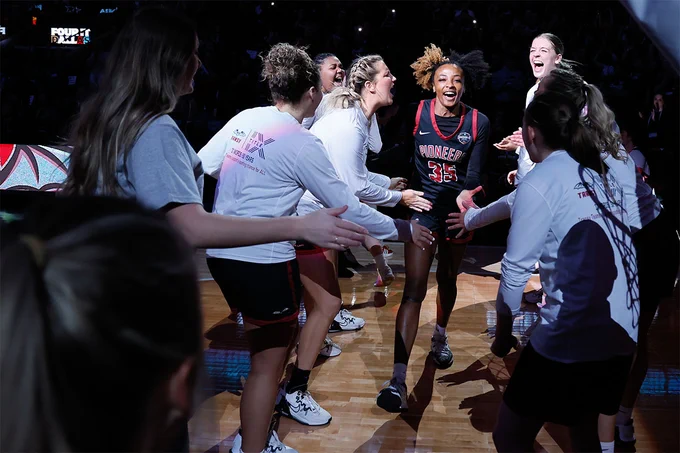 basketball players cheering each other