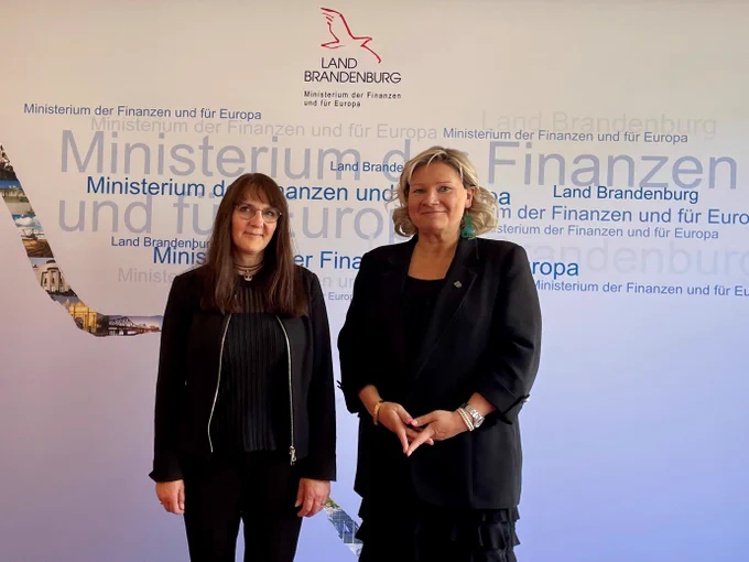 Katrin Lange, Brandenburgian Minister of Finance and Euroean Affairs, and Tuija Telén, Regional Mayor of Helsinki-Uusimaa, during the signing ceremony in Potsdam