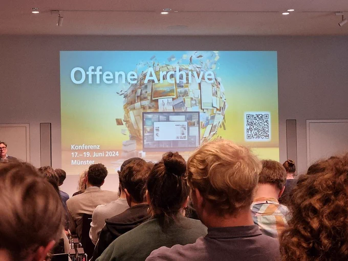 Foto von der Tagung über die Köpfe von Teilnehmern hinweg