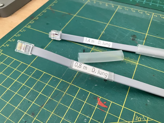 Ich verwende transparenten Schrumpfschlauch. Leider macht er das Kabel an der Stelle etwas steif.