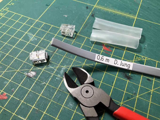 Stecker ab, Schrumpfschläuche drauf und neuer Stecker wieder dran. Lässt sich leider nicht vermeiden.