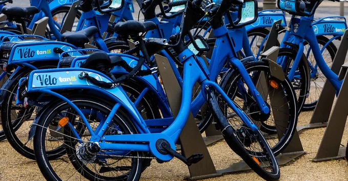 Proposés à la location par le délégataire de service public, les vélos Tanlib envahissent les rues.