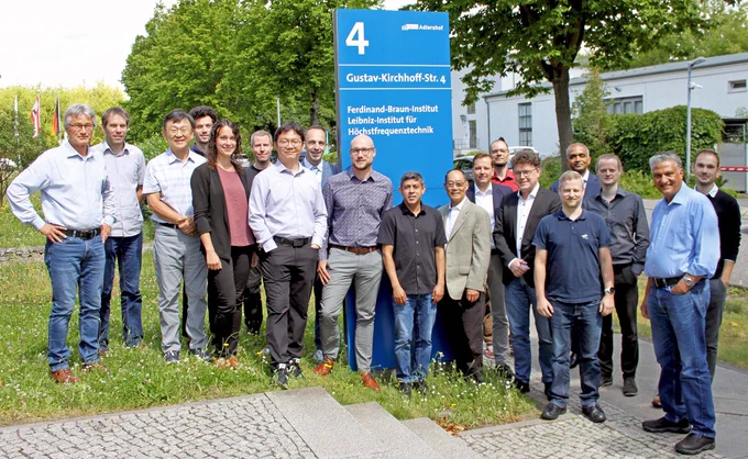 Gruppenfoto der Teilnehmerinnen und Teilnehmer eines Meetings am Ferdinand-Braun-Institut.