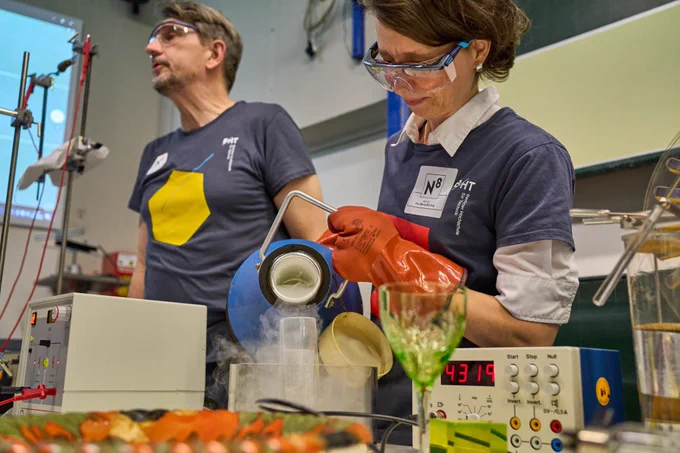 Experiment mit dampfender Flüssigkeit