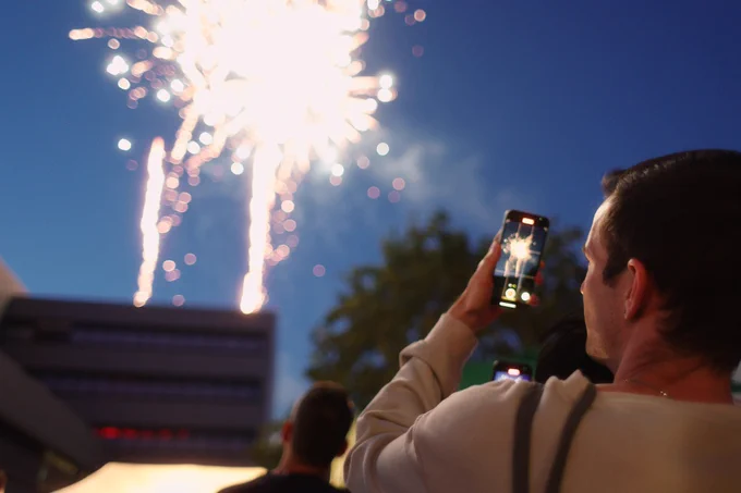 Ein Mann fotografiert ein Feuerwerk