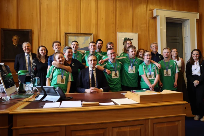 Taoiseach Simon Harris with the HockyID Irish team in Government Buildings. 