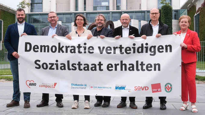 Bildnachweis: Christian Schulz/ver.di. Teilnehmende von links nach rechts: Sebastian Wegner, Bundesgeschäftsführer Volkssolidarität; Frank Werneke, Vorsitzender Vereinte Dienstleistungsgewerkschaft (ver.di); Astrid Deilmann, Vorständin Campact e.V. ; Martin Groß, Präsident AWO Bundesverband; Prof. Dr. Rolf Rosenbrock, Vorsitzender Der Paritätische Gesamtverband; Rüdiger Schuch, Präsident der Diakonie Deutschland; Michaela Engelmeier, Vorstandsvorsitzende Sozialverband Deutschland.