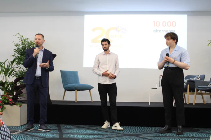 Victor Amelineau et Catalin Burlacu (de gauche à droite), respectivement 10 000 et 10 001ème alternants (toujours en formation) récompensés par le directeur de Formaposte Grand Ouest.