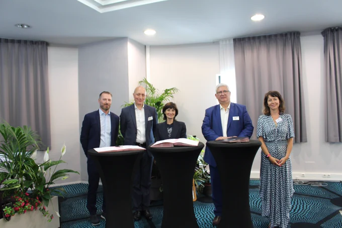 Signature d'une convention nationale entre l’Ecole supérieure de la banque (ESB) et Formaposte France représenté par Valérie Decaux, directrice adjointe et directrice des ressources humaines du Groupe La Poste (au centre), Régis Meunier, président de Formaposte France et Maud Roy, présidente de Formaposte Grand Ouest.