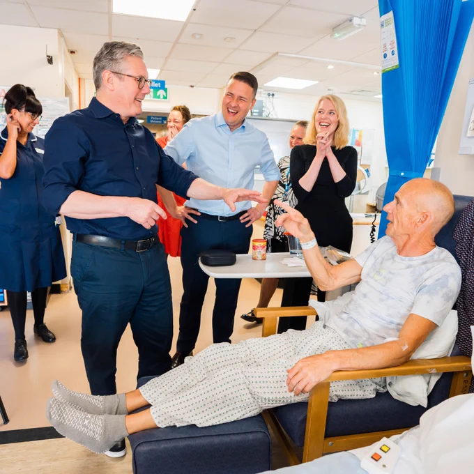 Keir Starmer and Wes Streeting chatting to patient at a hospital