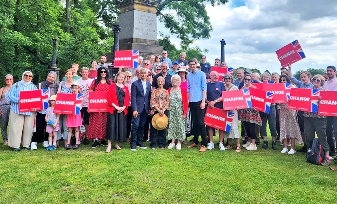 Photograph of a crowd of people including Sadiq Khan, Olivia Blake, Abtisam Mohammed and Oliver Coppard