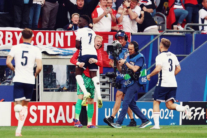 Bukayo Saka celebrates with Aaron Ramsdale.