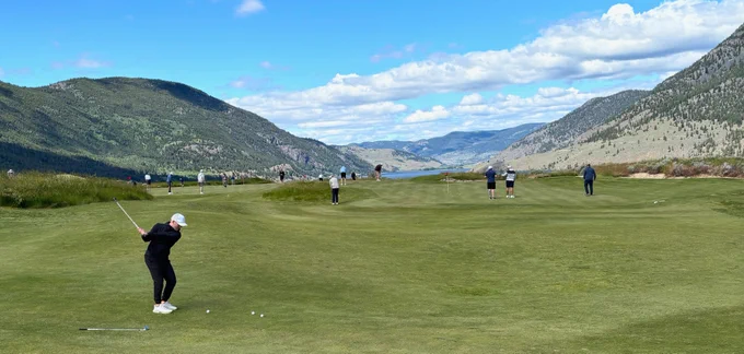 A group of 20 golfers travelling together at Sagebrush practice on the course’s Badlands chip-and-putt area. (Adrian Brijbassi photo for Vacay.ca)