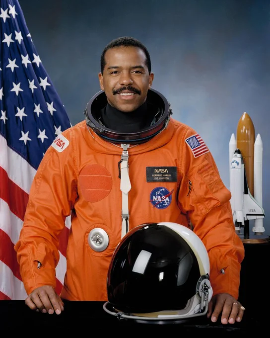 Official portrait of Bernard Harris