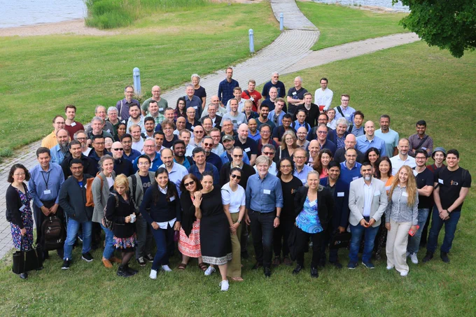 Participants of the Cloud Control workshop in a group photo by the sea