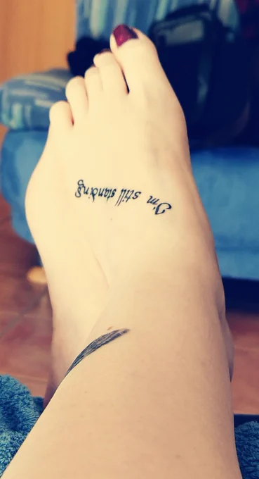 Mein linker Fuss. Neues Tattoo: I'm still standing. 