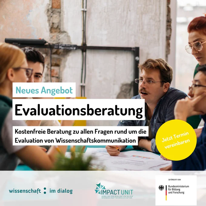 "Eine Gruppe von vier Personen sitzt an einem Tisch und diskutiert. Im Vordergrund sind verschiedene Dokumente und Notizen zu sehen. Über dem Bild steht der Text 'Neues Angebot: Evaluationsberatung - Kostenfreie Beratung zu allen Fragen rund um die Evaluation von Wissenschaftskommunikation'. Ein gelber Kreis rechts im Bild enthält die Worte 'Jetzt Termin vereinbaren'. Am unteren Rand des Bildes befinden sich die Logos von Wissenschaft im Dialog, Impact Unit und dem Bundesministerium für Bildung und Forschung."