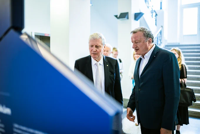 Prof. Jules Hoffmann and Prof. Jan Konvalinka [Photo: Tomáš Belloň / IOCB Prague]