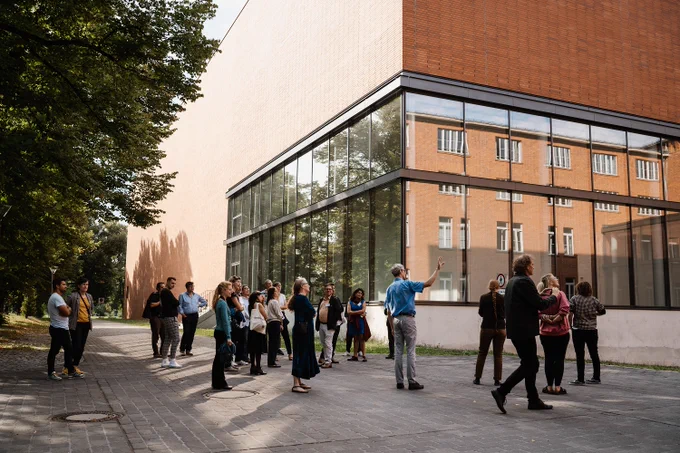 Teilnehmende der Filmuni Summer School beim Besuch des Bundesarchivs vor dem Gebäude in Berlin-Lichterfelde