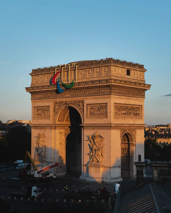 Les agitos, symbole des Jeux Paralympiques, sur l'Arc de Triomphe