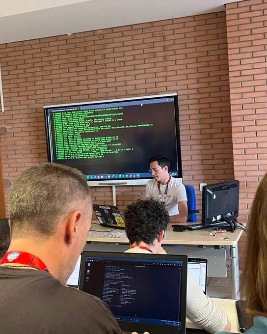Enrique Serrano Aparicio explicando un reto de la competición Capture The Flag (CTF) del evento de ciberseguridad de la Policía Nacional C1b3rwall 2024, en la Escuela Nacional de Policía en Ávila, España.