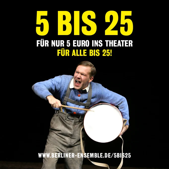Text-Bild-Kachel mit einem Foto aus "Blechtrommel" und dem Text: "5 bis 25 Für nur 5 Euro ins Theater für alle bis 25!" und der URL www.berliner-ensemble.de/5bis25