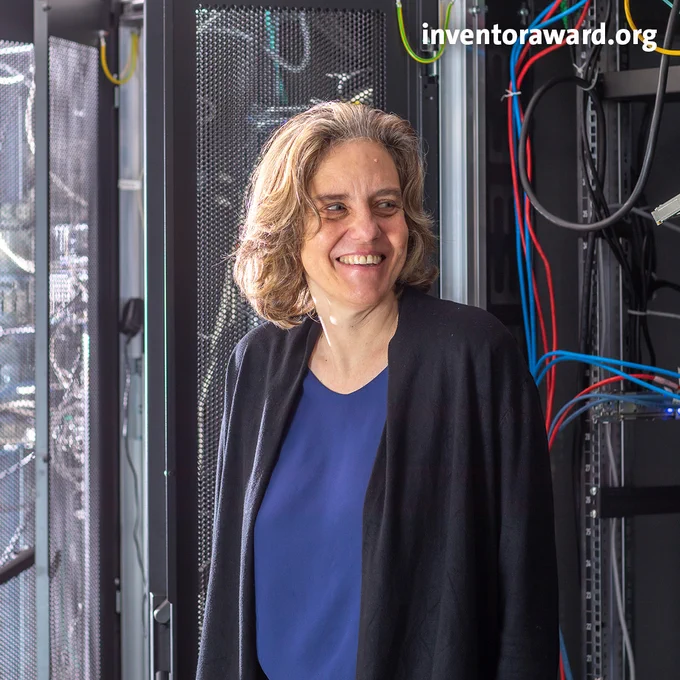 Photo de Cordelia Schmid prise dans la salle des serveurs du centre Inria de Paris.