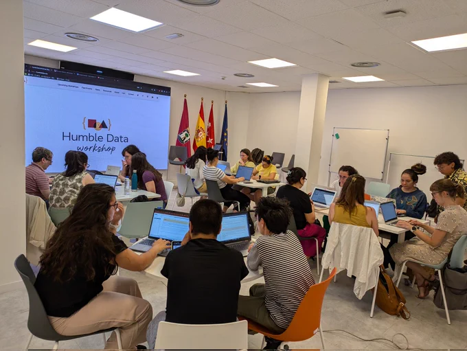 Asistentes al taller de programación en Python orientado a datos