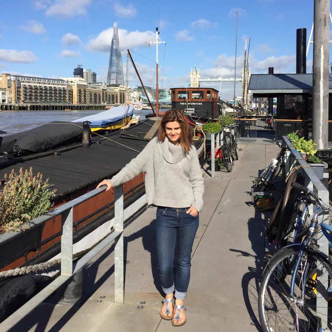 Photo of Jo Cox MP next to houseboat on the river Thames.