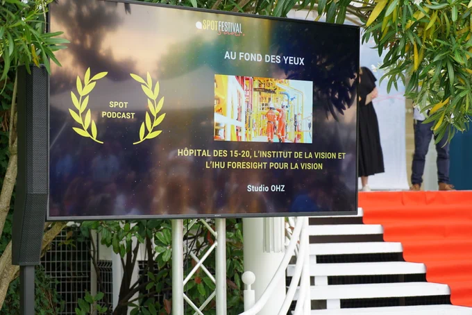 Photo d'un écran TV indiquant que Au fond Des Yeux est lauréat du Sport Podcast, le prix décerné au podcast vainqueur pendant la cérémonie du Spot festival 2024.