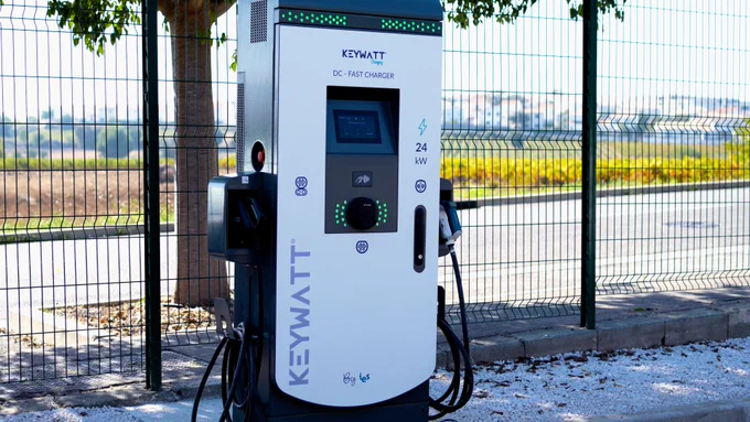 Borne de recharge S24 KEYWATT CHARGING By IES synergy pour Véhicule électrique. Article : émergence des bornes de recharge et électromobilité.
