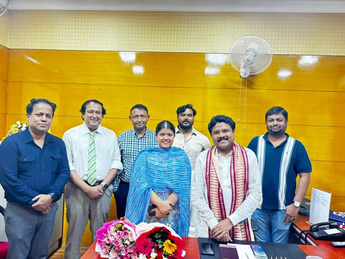 Our CEO, Mr. Amit Prakash Nayak, representing the NASSCOM SIG group, had the honor of welcoming the Hon. Minister of IT & Electronics, Dr. Mukesh Mahaling, during a recent visit. The discussions centered around tech innovation and support for startups, reinforcing our commitment to fostering a vibrant tech ecosystem. We extend our sincere gratitude to the Hon. Minister  Dr. Mukesh Mahaling sir  for his invaluable insights.

#NASSCOM #TechInnovation #MinisterVisit #TechEcosystem