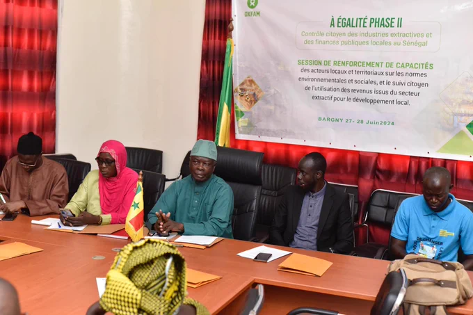 
📢  Les 27 et 28 juin derniers, Enda Lead Afrique Francophone avec l'appui de Oxfam au Sénégal a tenu à Bargny une session de renforcement de capacités des acteurs locaux et territoriaux sur les normes environnementales et sociales et le suivi citoyen de l’utilisation des ressources issues du secteur extractif pour le développement local.

Cette activité tenue dans le cadre de la mise en œuvre du projet "À Égalité Phase 2 : Contrôle citoyen des industries extractives et des finances publiques au Sénégal ", visait à outiller les acteurs locaux pour une meilleure #gestionenvironnementale et sociale et des revenus du secteur dans les budgets locaux 
La première journée de session a permis de passer en revue les exigences du Cadre Environnemental et Social (CES) de la Banque mondiale  relatives à la gestion des risques et effets environnementaux et sociaux et la mobilisation des parties prenantes, surtout des citoyens dans tout le cycle de vie  des projets d'investissement...