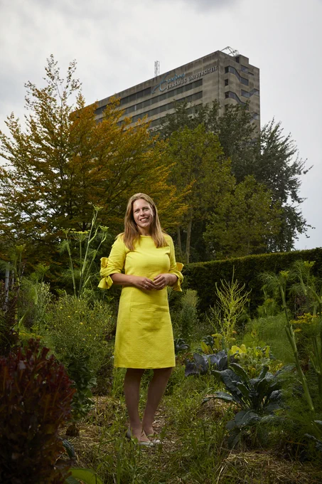 Carola Schouten op campus Woudestein van Erasmus Universiteit Rotterdam. Foto: Mark Horn