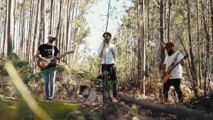 Sae o grupo Acouga tocando no medio do monte en verán.