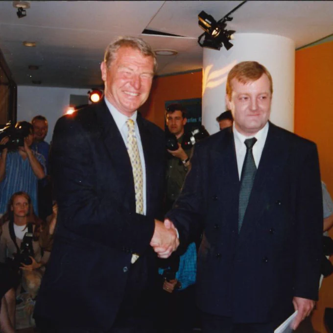 Paddy Ashdown shakes hands with Charles Kennedy