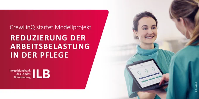 Zwei Frauen in grüner OP-Kleidung, eine davon mit Tablet in der Hand auf der die CrewLinQ-Software zu sehen ist. 
Text: CrewLinQ startet Modellprojekt – Reduzierung der Arbeitsbelastung in der Pflege